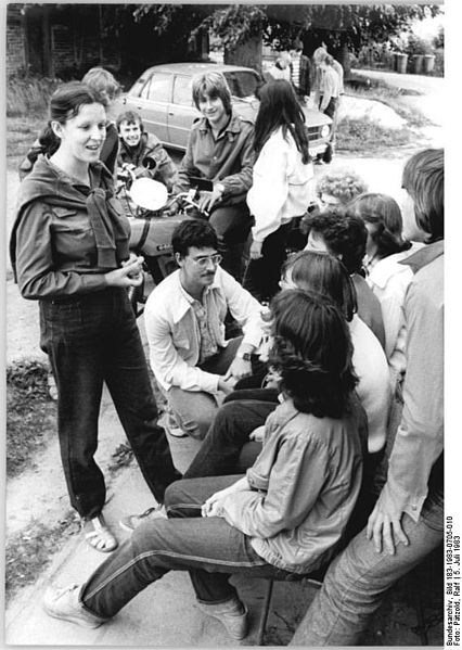 File:Bundesarchiv Bild 183-1983-0705-010, Zittow, Bürgermeisterin im Gespräch.jpg