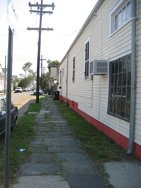 File:BywaterAug08FlagstoneSidewalk.jpg