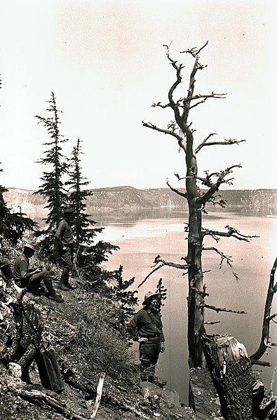 File:C.1922. L-R Rex Black (seated), Cochran, and Audie Wofford. Crater Lake from near Kerr Notch. (35841689092).jpg
