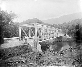 Een ijzeren brug te Leupung (voor 1925, collectie Tropenmuseum)