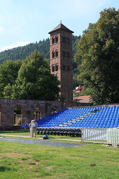 File:Calw Hirsau - Klosterhof - Kreuzgang + Eulenturm 01 ies.jpg