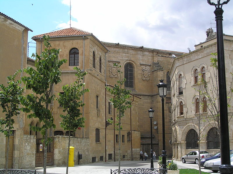 File:Casa de los Vázquez (izda.) con Iglesia de San Agustín al fondo.jpg