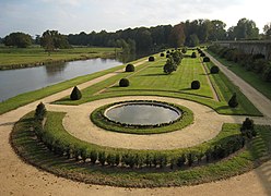 Jardins en bord du Loir au château du Lude.