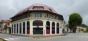 Cayenne Banque française commerciale place des palmistes 2013.jpg