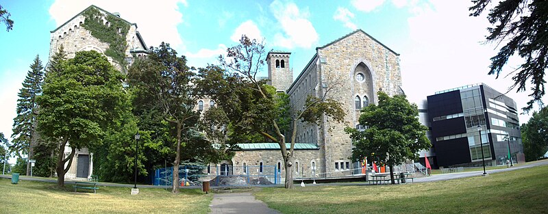Cégep Gérald-Godin, 15 615, boulevard Gouin Ouest, Montreal.  A parte antiga à esquerda era o mosteiro dos Padres da Santa Cruz.