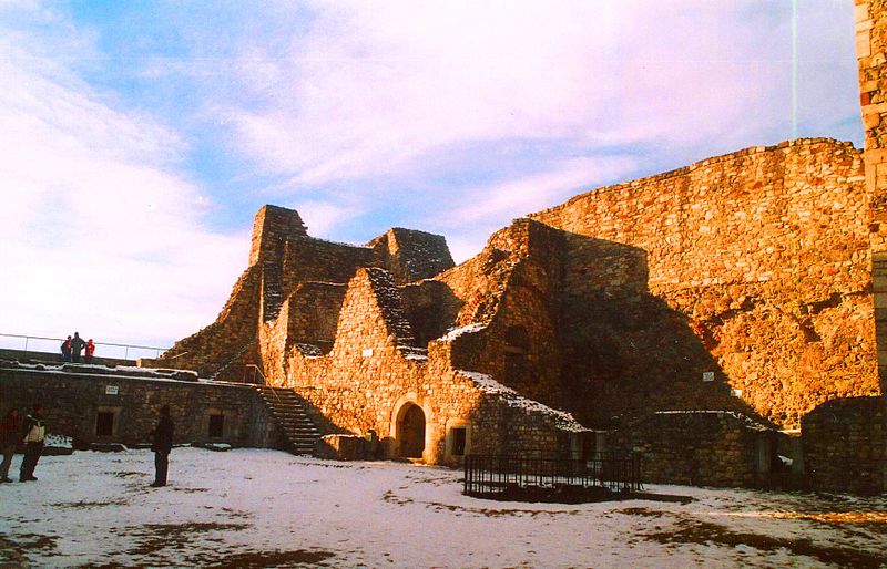 File:Cetatea Neamț, 2003 01.jpg