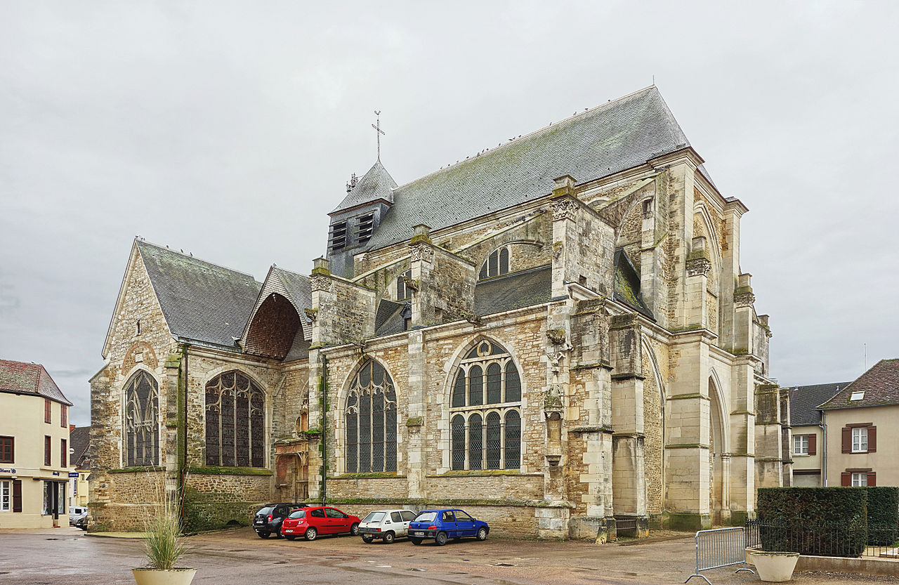 Chaource eglise cote.JPG