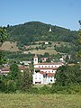 Vue générale du village, église Saint-Vincent au centre et chapelle Sainte-Philomène en hauteur.