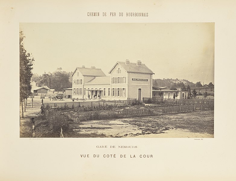 File:Chemin de Fer du Bourbonnais. Moret-Nevers-Vichy. 1860 - 1863. - 03 - Gare de Nemours, Vue du côté de la cour.jpg