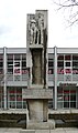 Martin Wetzel: Stele „Lob des Kommunismus“, Teil der Lobgedichte nach Bertolt Brecht, vierteilige Skulptur (1972) an der Brückenstraße in Chemnitz, Skulpturen nach Brechts fünf Lobgedichten (nach Entwürfen von Joachim Jastram).