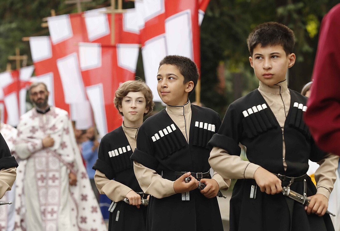 File:Children in Chokha during Vlakernoba.jpg