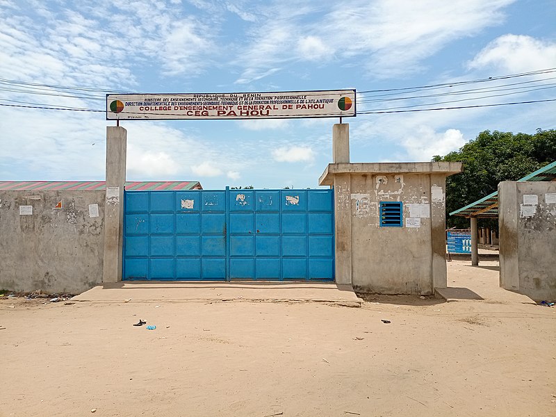 File:Collège d'Enseignement Général de Pahou.jpg