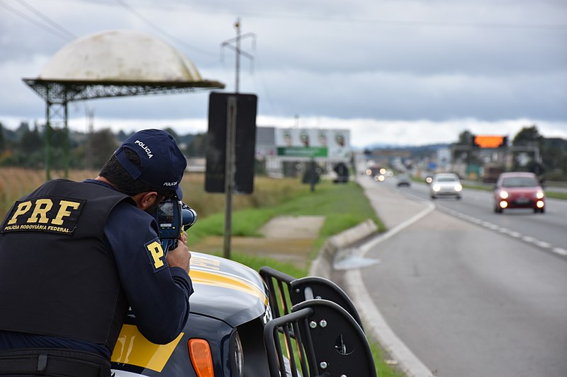 File:Com radares portáteis, equipe da PRF fiscaliza velocidade na BR-277 (33841177320).jpg