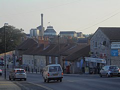 Jalan komersial dengan John Smiths Brewery luar, Tadcaster (26 agustus 2019).jpg