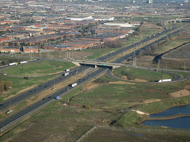 The interchange with Courtneypark Drive looking south, prior to the reconfiguration of the ramps, also showing the freeway's grass median prior to wid