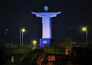 Vista noturna do Cristo Redentor.