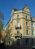 Apartment house in a corner and semi-open development