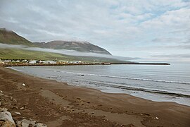 Dalvík depuis sa plage Est