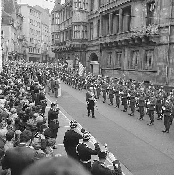 File:De troonwisseling in Luxemburg, na de eedsaflegging verscheen Groot Hertog Jean , Bestanddeelnr 917-1222.jpg