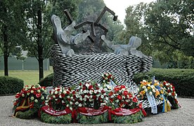 Mahnmal mit Blumenschmuck am 25. Jahrestag des Solinger Brandanschlags