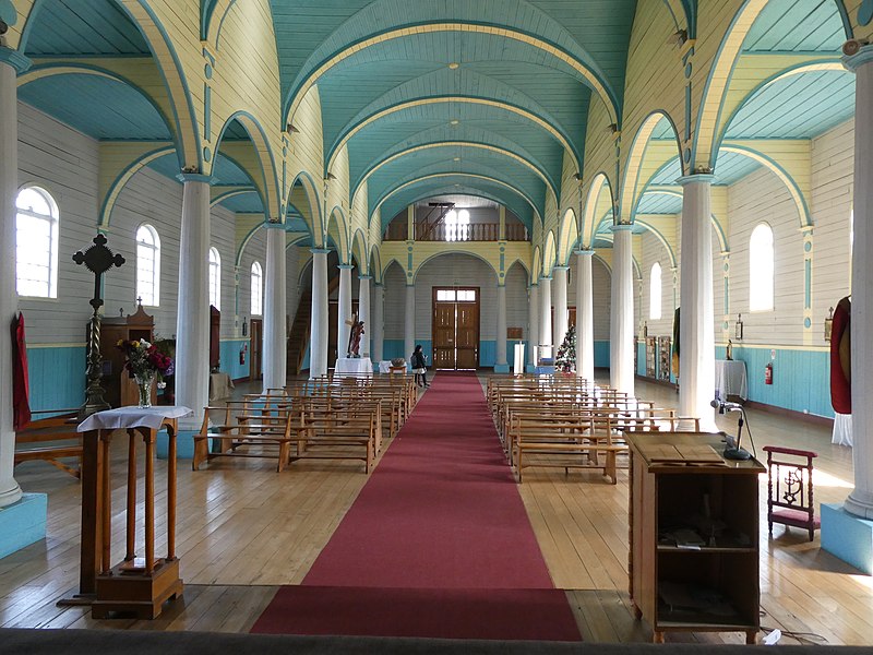 File:Detalle de las tres naves. Iglesia de Santa María (Rilán). Chiloé. Chile.jpg