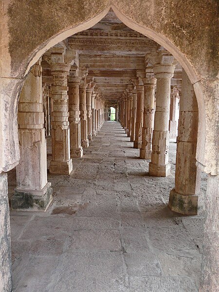 File:Dilawar Khan's Mosque Main western arcade (3926416304).jpg