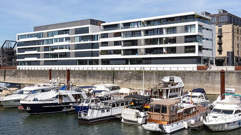 File:Dock 6-10, Rückseite an der Marina, Rheinauhafen Köln-3605.jpg