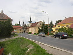 Stará teplická silnice uprostřed obce