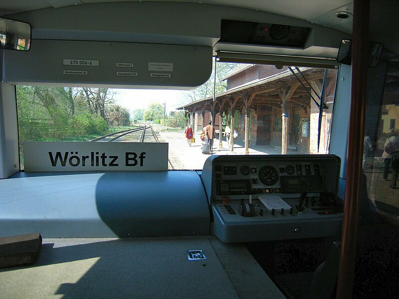 File:Doppelstockschienenbus der DWE Baureihe 670 Führerraum.jpg