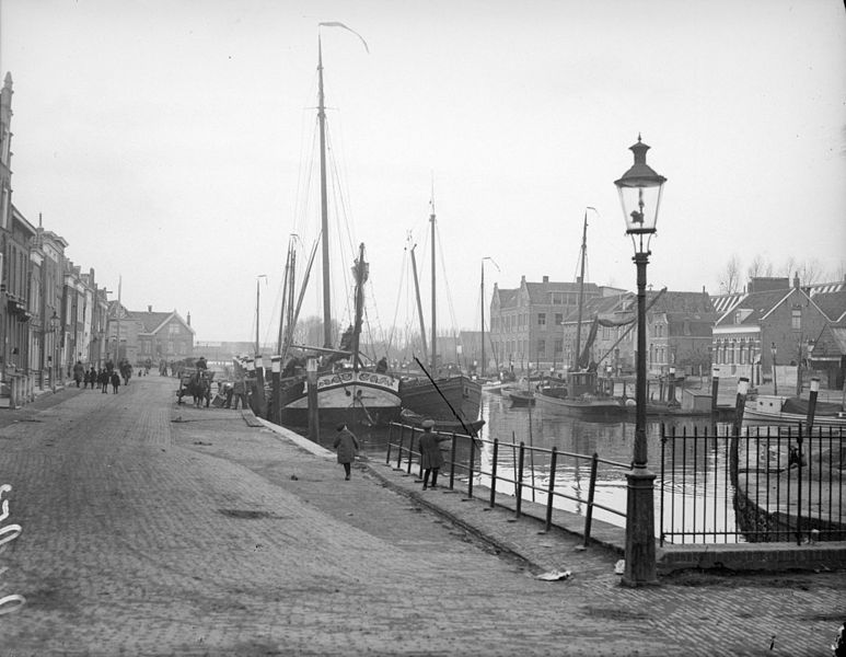 File:Dorpsgezicht en haven met aangemeerde vaartuigen - Oud-Beijerland - 20386111 - RCE.jpg