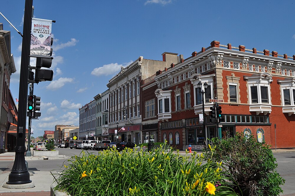 The population density of Leavenworth in Kansas is 565.65 people per square kilometer (1465.13 / sq mi)