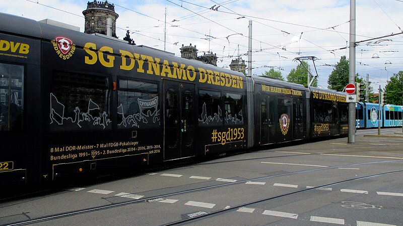 File:Dresdner Verkehrsbetriebe - Straßenbahn mit Sonderbeklebung - SG Dynamo Dresden am Pirnaischen Platz - Bild 005.jpg