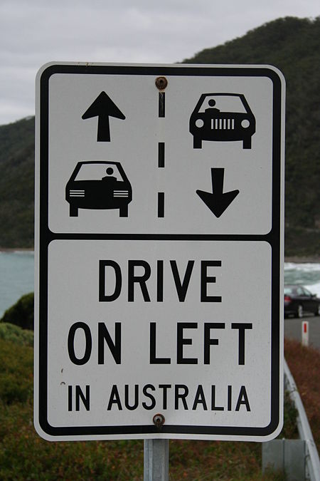 ไฟล์:Drive_on_left_in_australia.jpg