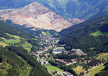 Nordwestansicht von Eisenerz mit dem Erzberg im Hintergrund