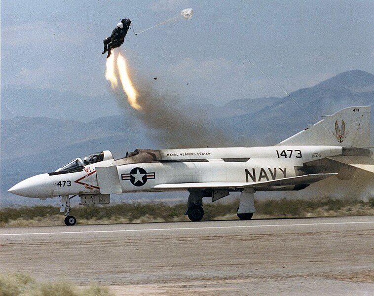 Датотека:Ejection seart test from YF-4J Phantom at China Lake 1987.jpg