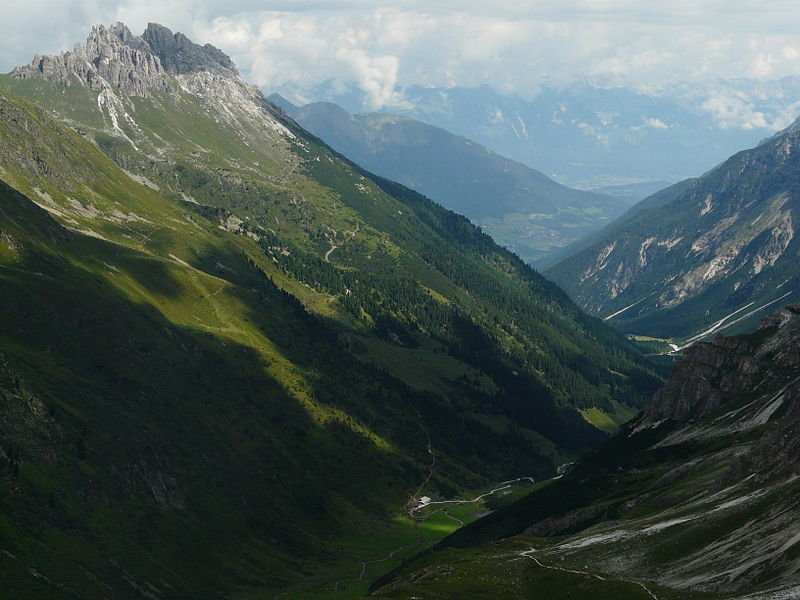 File:Elferspitze und Pinnistal vom Pinnisjoch.jpg