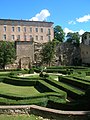 Le jardin avec le château en fond.