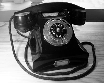 Ericsson DBH 1001 (ca. 1931), the first combined telephone made with a Bakelite housing and handset.