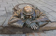 Čumil (socha) (sk), statue de l'homme au travail à Bratislava. Statue de bronze, une des attractions du centre ville, pour animer les zones piétonnes. Février 2020.