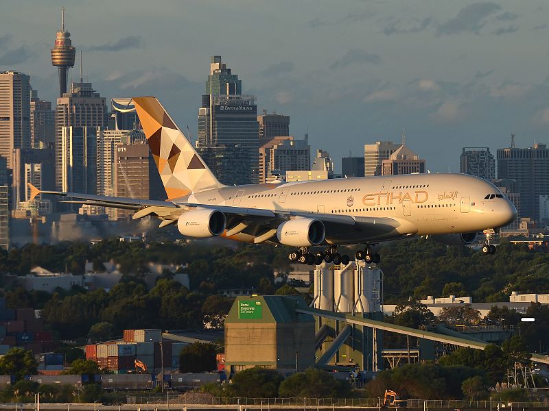 File:Etihad Airways Airbus A380-861 on short finals at Sydney Airport.jpg