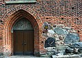 Tor der Nicolaikirche mit eingemauerten Felsblöcken