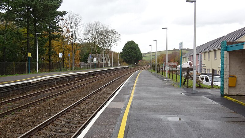 File:Ferryside or Glanyfferi railway station, South Wales main line -view towards Carmarthen.jpg