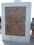 A Finnugor Világtalálkozó tiszteletére készült emléktábla az emlékmű talapzatán