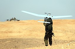 Israelilaissotilas lähettämässä Skylarkia lennolle.
