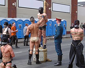 Bondage manifestation på Folsom Street Fair 2003