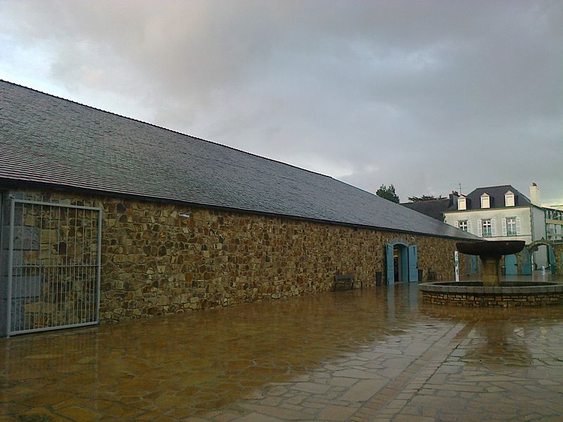 File:Fonds Hélène et Edouard Leclerc pour la culture, domaine des Capucins Landerneau.jpg