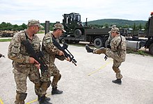 VHS-Dを装備して建物突入の動作を練習するモンテネグロ軍兵士