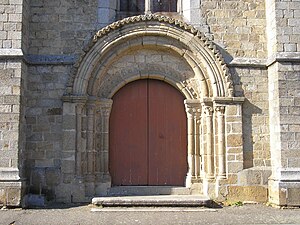Vue du portail roman de l'église Saint-Pair.