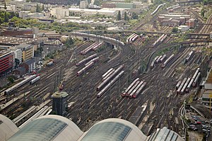 Main Hauptbahnhof Frankfurt: Lage, Geschichte, Architektur