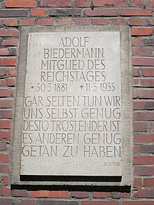 Gedenktafel pentru Adolf Biedermann in der Jarrestraße în Hamburg-Winterhude.jpg
